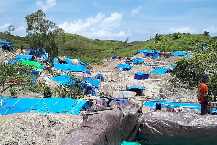 Puluhan tokoh adat Pulau Buru mendesak Pemerintah Provinsi Maluku menertibkan kawasan Gunung Botak dari aktivitas penambangan ilegal di sana.