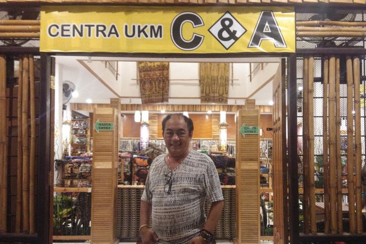 Rikardus Outniel Yunatan (53), saat berada di tempat usahanya di Centra UKM C & A, Kota Kupang, Nusa Tenggara Timur (NTT), Minggu (3/1/2019)