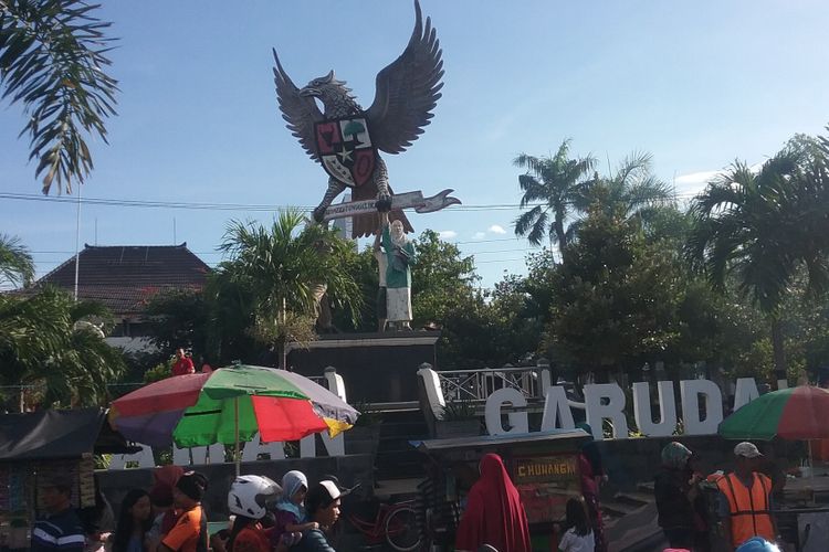 Taman Garuda Kendal, yang menjadi tujuan warga Kendal, Jawa Tengah, Minggu (1/4/2018).