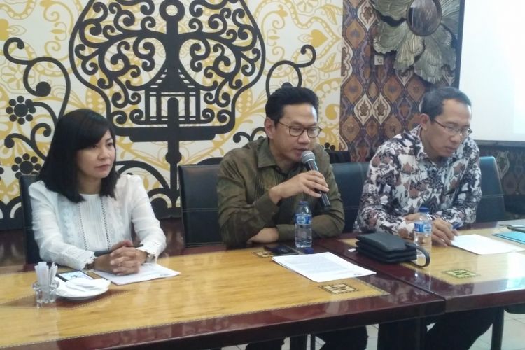 Jajaran pimpinan PT Cirebon Energi Prasarana dalam konferensi pers soal pembangunan Pembangkit Listrik Tenaga Uap (PLTU) Cirebon, di Jakarta, Jumat (4/5/2018).