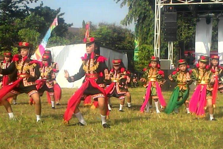 Kesenian Angguk dari Kulon Progo sudah merasuk hingga sekolah-sekolah. Bahkan penari dengan usia PAUD pun sangat banyak. Warga Kulon Progo cukup bangga dengan tari khas daerah mereka ini. 
