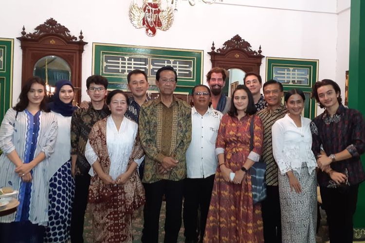 Sri sultan hamengku buwono X berfoto bersama para pemain film Bumi Manusia di Keraton Yogyakarta, Selasa (13/8/2019).