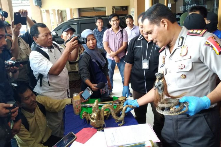 Kapolres Kudus, Jawa Tengah AKBP Agusman Gurning menunjukkan dukun palsu pengganda? uang di Mapolres Kudus, Kamis (17/5/2018).