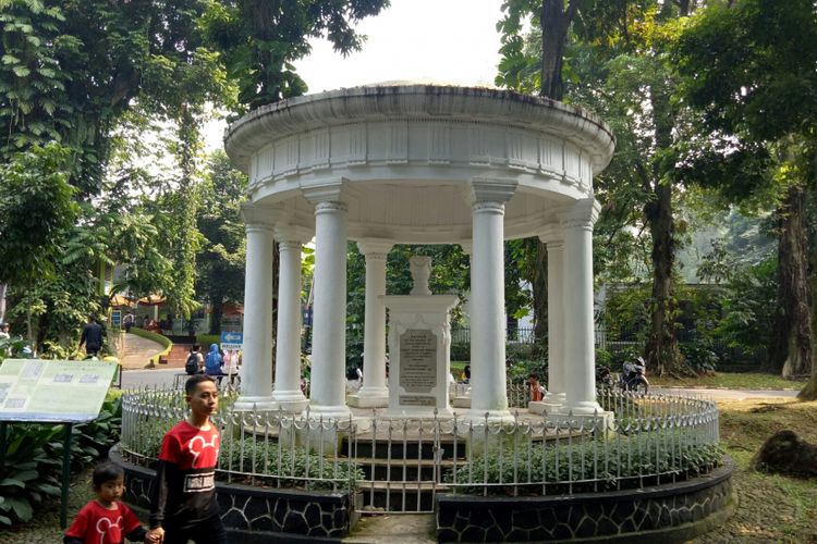 Wisatawan memadati Kebun Raya Bogor, salah satunya di tugu yang mengenang meninggalnya istri dari Thomas Stamford Raffles, Selasa (23/5/2017).