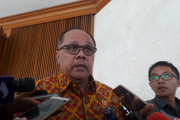 Anggota Komisi III DPR dari Fraksi PDI Perjuangan Junimart Girsang di Kompleks Parlemen, Senayan, Jakarta, Kamis (6/7/2017).