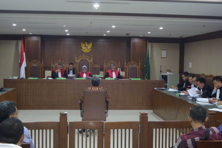 Gubernur Sulawesi Tenggara Nur Alam menyampaikan eksepsi di Pengadilan Tipikor Jakarta, Senin (27/11/2017).