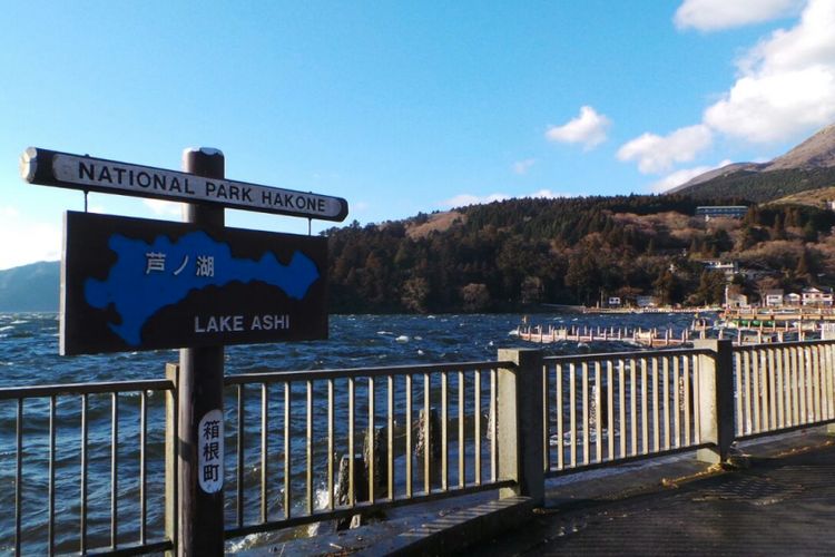 Danau Ashi yang berada di Hakone, Jepang.