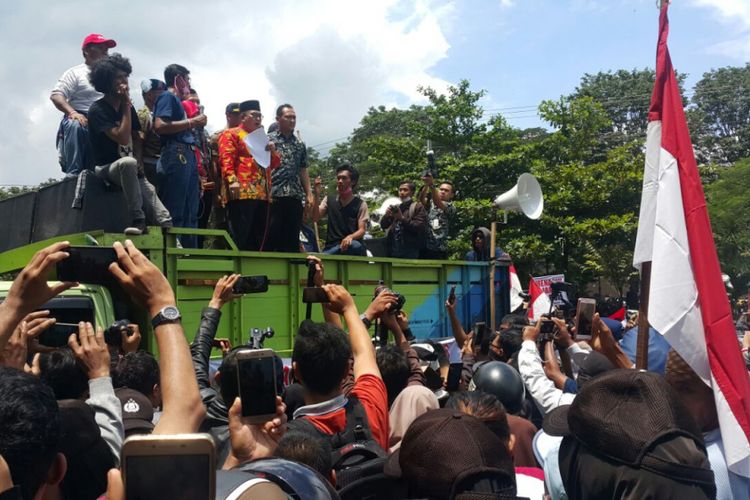 Bupati Sukoharjo Wardoyo Wijaya saat berorasi memberikan penjelasan kepada ribuan pengunjuk rasa yang menuntut PT RUM ditutup permanen di halaman Pemkab Sukoharjo, Kamis (22/2/2018).