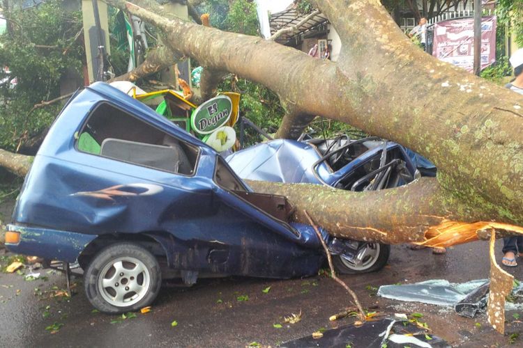 Satu unit mobil tertimpa pohon tumbang di Jalan Rumah Sakit, Sukabumi, Jawa Barat, Rabu (4/4/2018).