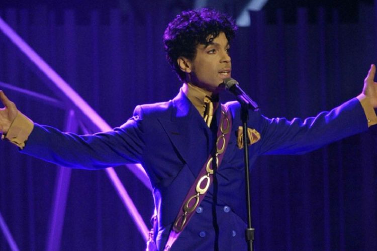 Pada 21 April 2016, Prince yang ketika itu berusia 57 tahun ditemukan tak sadarkan diri dalam lift di kompleks studio Paisley Park. 