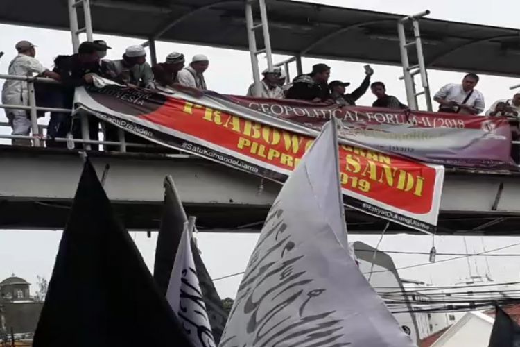Spanduk bertulis Siap Menangkan Prabowo-Sandi Pilpres 2019 yang terpasang di JPO depan Galeri Nasional, Jalan Medan Merdeka Timur, Jakarta Pusat dicopot massa aksi 211, Jumat (2/11/2018).