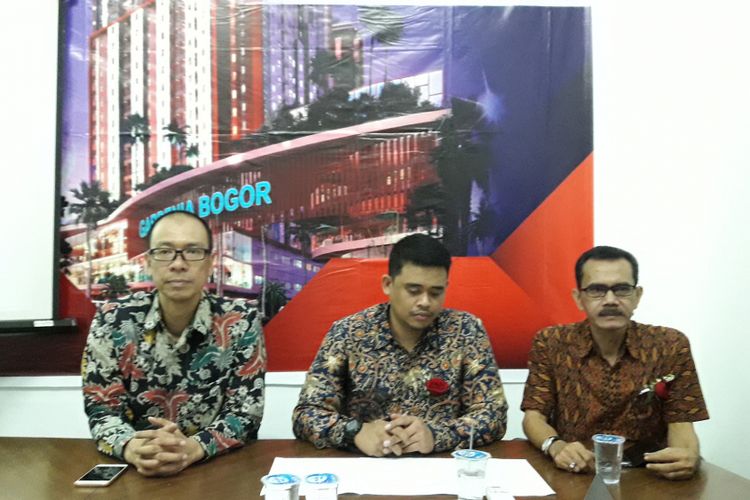 Direktur Marketing Takke Group Bobby Nasution (tengah), menjawab Kompas.com terkait kepemilikan saham di Takke Group, usai seremoni tutup atap apartemen Gardenia, di Bogor, Kamis (18/9/2017).