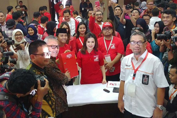 Partai Solidaritas Indonesia (PSI) mendaftarkan diri sebagai peserta pemilu 2019 ke Komisi Pemilihan Umum, Selasa (10/10/2017).