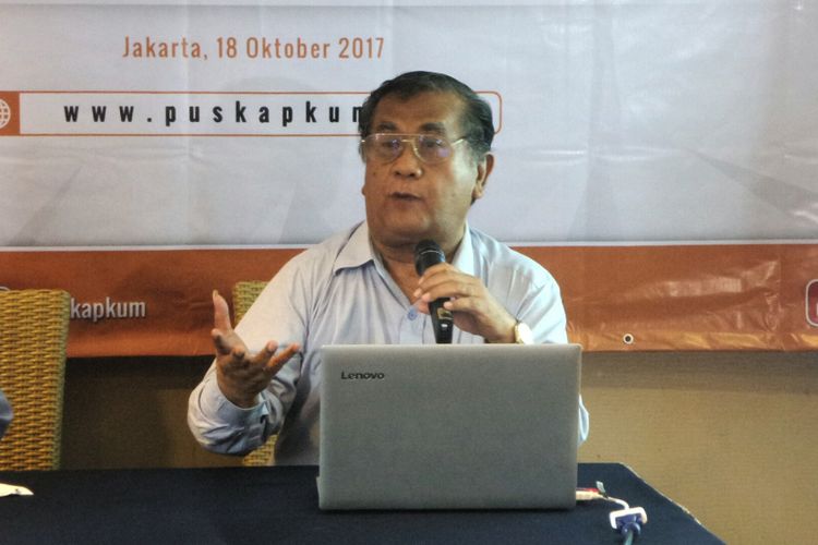 Mantan Hakim Mahkamah Konstitisi (MK) Maruarar Siahaan dalam diskusi Pusat Kajian Kebijakan Publik dan Hukum (Puskapkum) terkait praktik korupsi di lembaga peradilan, di kawasan Cikini, Jakarta Pusat, Rabu (18/10/2017). 