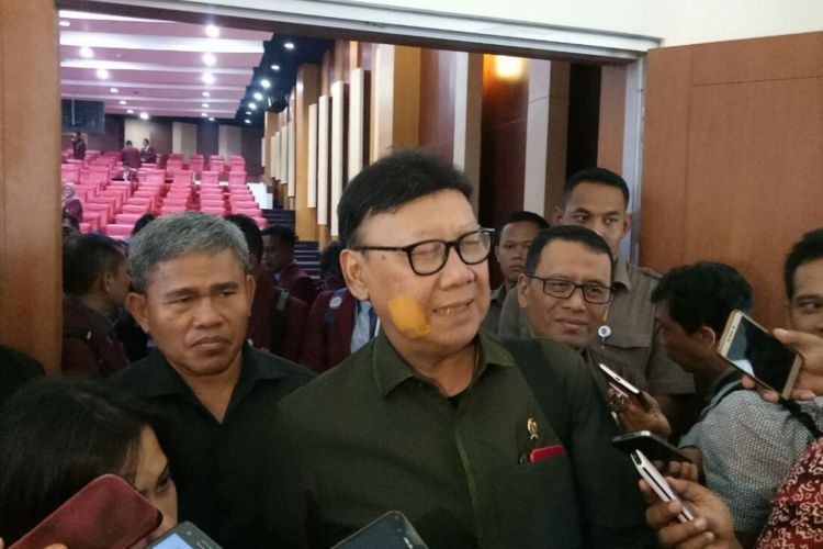 Menteri Dalam Negeri Tjahjo Kumolo usai memberikan kuliah umum di Universitas Pertahanan (Unhan), Sentul, Bogor, Jawa Barat, Kamis (26/10/2017).