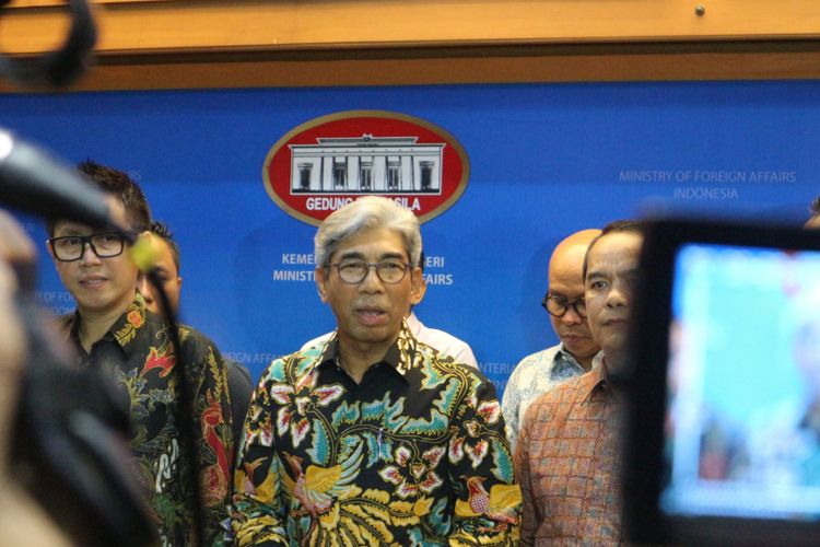 Wakil Menteri Luar Negeri Abdurrahman Mohammad Fachir memberikan keterangan kepada media usai menerima Persatuan Artis Komedian Indonesia (PASKI) di kantornya, Jakarta, Jumat (9/2/2018). 