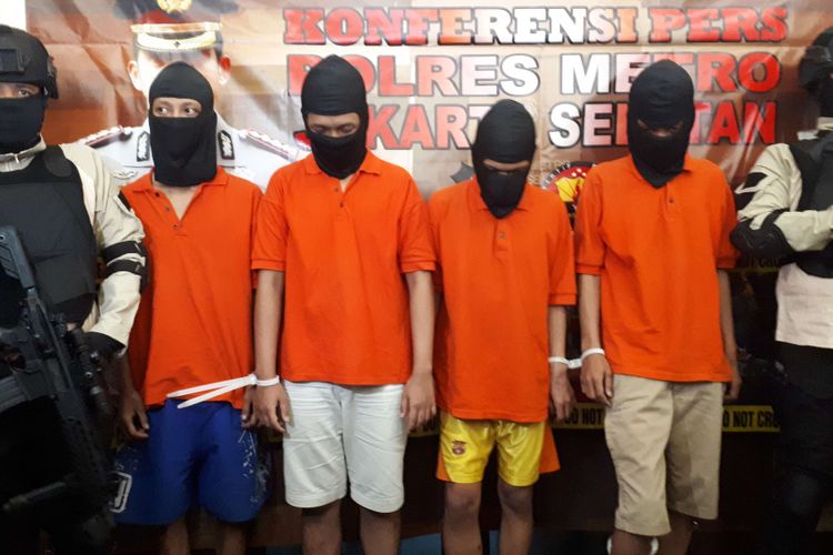 Empat pelaku begal yang ditangkap Polres Jakarta Selatan, Selasa (17/7/2018)