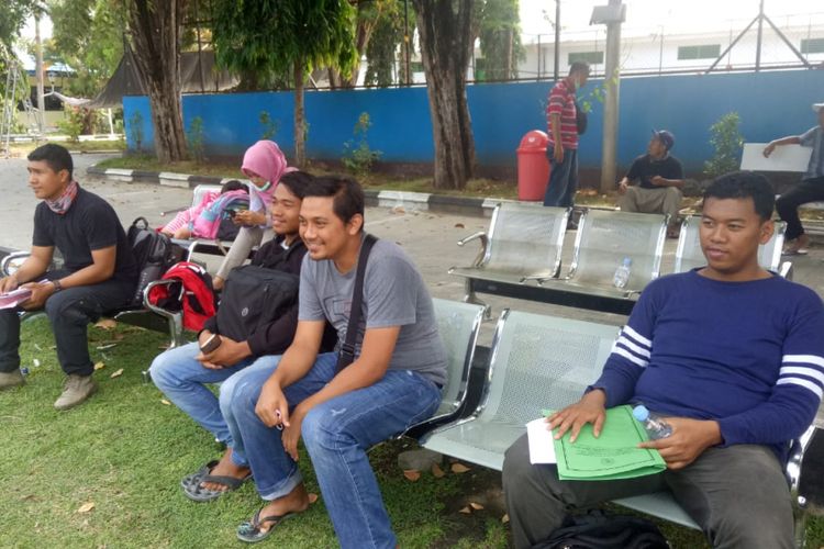 Suasana masyarakat yang mengantri layanan di tempat pelayanan darurat KPPN Palu.