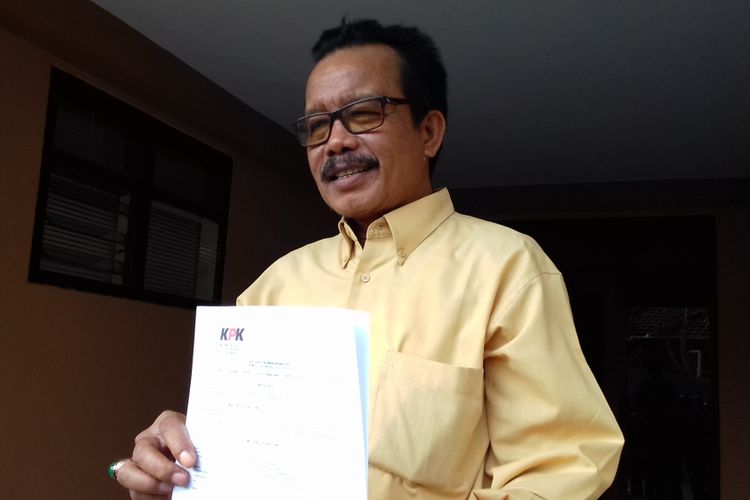 Pemilik CV Sawunggaling Moh Zaini Ilyas usai diperiksa sebagai saksi oleh penyidik KPK di Aula Bhayangkari Polres Malang pada Sabtu (13/10/2018)
