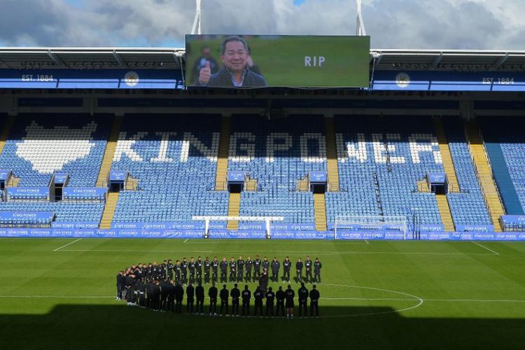 Para pemain Leicester City di Stadion King Power, 30 Oktober 2018, megheningkan cipta atas meninggalnya sang pemilik klub pada kecelakaan helikopter. 