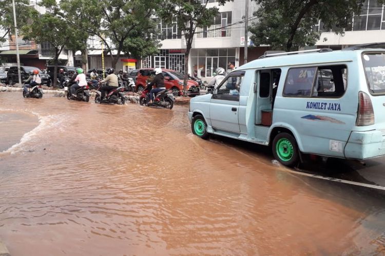  Akibat pipa PT. PALYJA bocor, aspal mengalami keteratakan dan salah satu sisi trotoar anjlok di Jalan Lapangan Bola, Kebon Jeruk, Jakarta Barat pada Senin (5/11/2018).