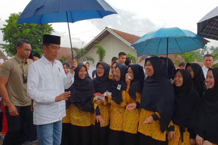 Presiden Joko Widodo berbincang dengan sejumlah santri Pondok Pesantren Darul Arqom.