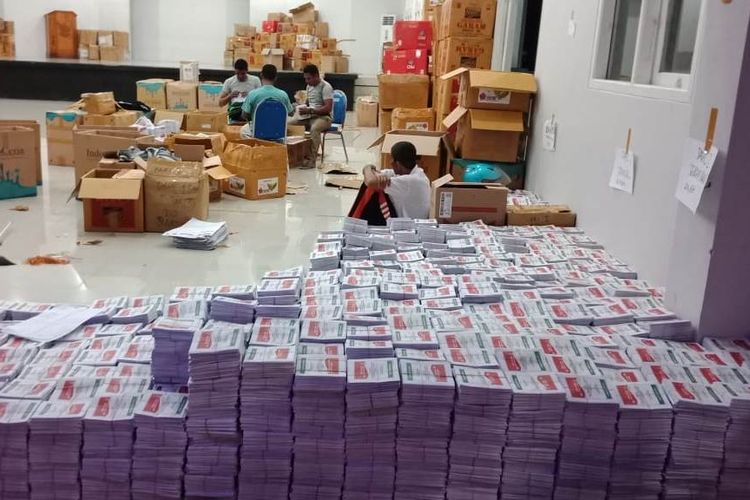 Ratusan warga Kabupaten Seram Bagian Barat, Maluku melipat dan menyortir surat suara pemilu Tahun 2019 di Piru, Kamis (21/3/2019)