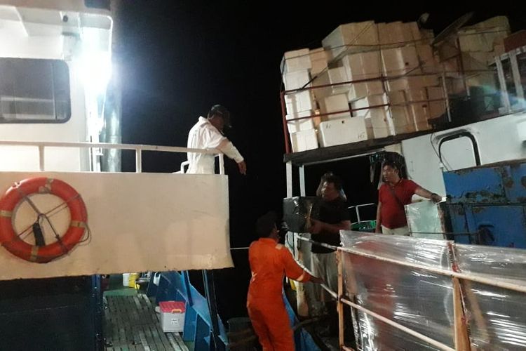 Kapal KM Bayu Permata yang membawa logistik Pemilu 2019 untuk Kabupaten Natuna, Kepulauan Riau kandas di peraiaran Pulau Rusa Kecamatan Bintan Timur, Bintan.
