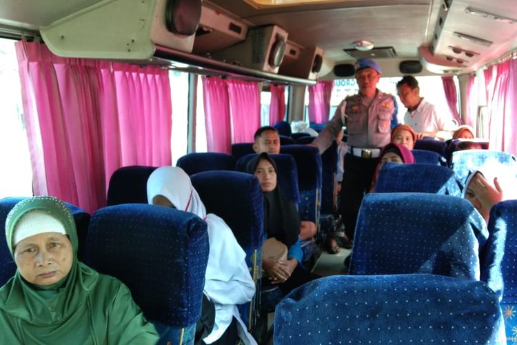 Anggota Polres Kebumen melakukan razia di Terminal Bus Kebumen, Jawa Tengah, Selasa (21/5/2019)