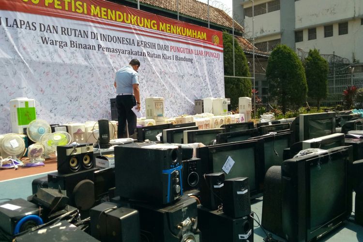 Petugas tengah memeriksa barang-barang mewah yang ditemukan dari 120 kamar tahanan di Rumah Tahanan Kelas I Bandung Kebonwaru. 