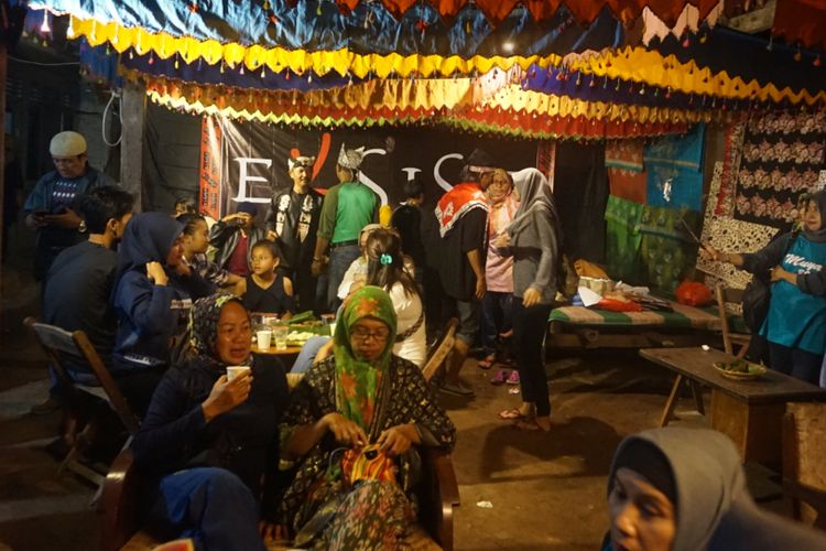 Festival Ngopi Sepuluh Ewu di Desa Kemiren, Banyuwangi, Jawa Timur, Sabtu (21/10/2017) malam, menjadi sarana menjalin silaturahmi dan reuni antar-warga.