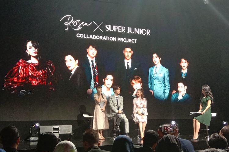 Penyanyi Rossa dan member boyband Super Junior, Leeteuk, menghadiri jumpa pers kerja sama antara SM Entertainment dan Trans Media di Ballroom C Grand Hyatt Hotel, Thamrin, Kamis (21/2/2019). Kerja sama tersebut menghasilkan proyek kolaborasi antara Rossa dan Super Junior.