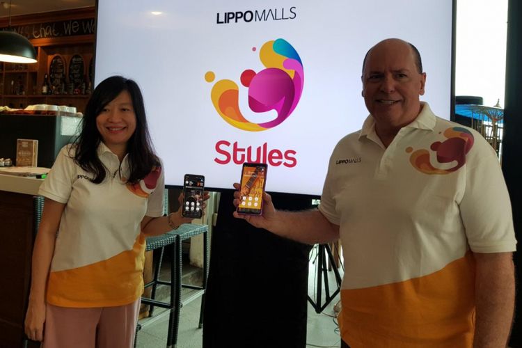 Kiri, Head of Marketing Lippo Malls Lilies Surjon menunjukkan aplikasi Styles dari Lippo Malls.