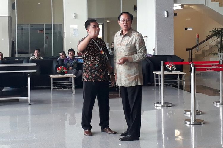 Politisi Partai Persatuan Pembangunan (PPP) Djan Faridz mendatangi kantor Komisi Pemberantasan Korupsi, Kuningan, Jakarta, Selasa (27/2/2018).