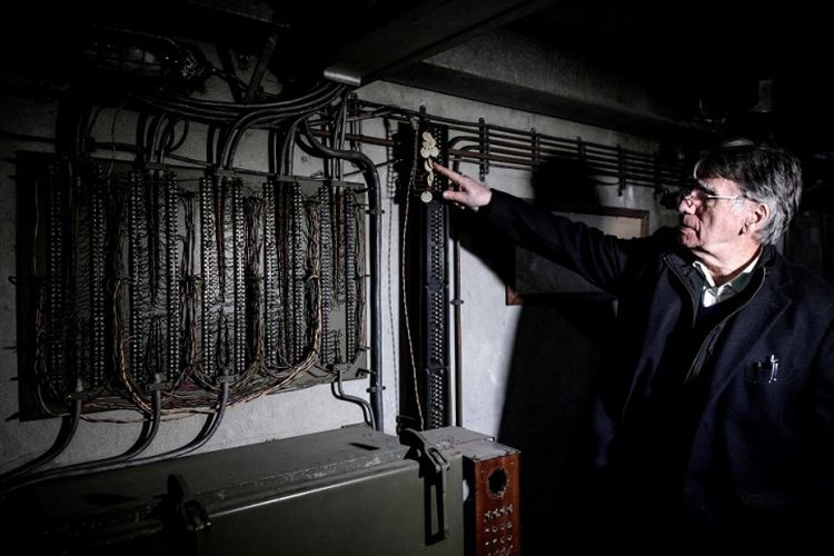 Sejarawan kereta api Perancis, Clive Lamming menunjukkan peralatan yang terpasang di ruang bawah tanah.