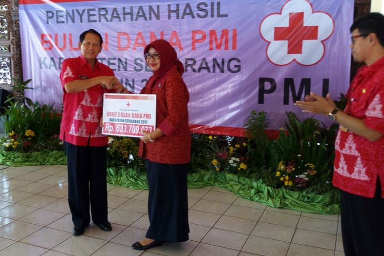 Bupati Semarang Mundjirin menyerahkan Hasil Bulan Dana PMI Kabupaten Semarang 2017 kepada Ketua PMI Kabupaten Semarang Bintang Narsasi Mundjirin di Pendapa Rumah Dinas Bupati Semarang, di Ungaran, Rabu (7/2/2018) siang.