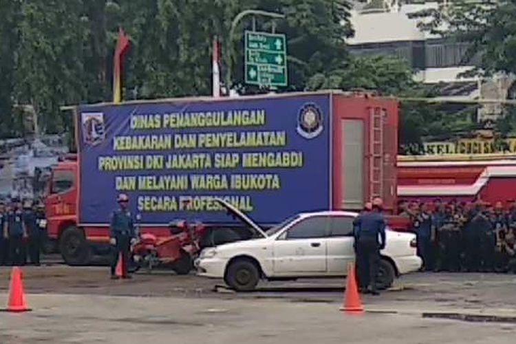 Aksi petugas pemadam kebakaran DKI Jakarta tangani mobil terbakar di Kantor Dinas Penanggulangan Kebakaran dan Penyelamatan DKI Jakarta, Jakarta Pusat, Kamis (1/3/2018).