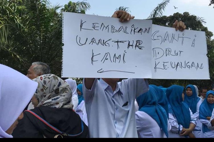 Demonstrasi Pegawai RSUP Fatmawati Menuntut Pembayaran THR Penuh, Senin (27/5/2019). (Foto Istimewa)