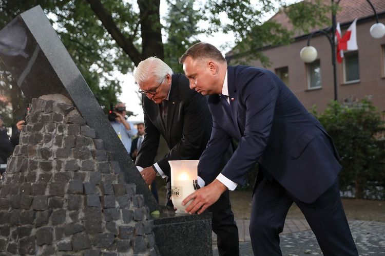 Presiden Jerman Frank-Walter Steinmeier (kiri) bersama Presiden Polandia Andrzej Duda, saat menghadiri peringatan 80 tahun pecahnya Perang Dunia II di kota Wielun, Polandia, Minggu (1/9/2019).