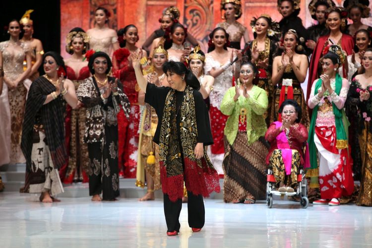 Perancang busana Anne Avantie usai peragaan busana karyanya di Indonesia Fashion Week, Jakarta Convention Center, Jakarta, Kamis (29/3/2018). Peragaan busana dengan tema Sekarayu Sriwedari ini merefleksikan 29 tahun Anne Avantie berkarya sebagai perancang busana.
