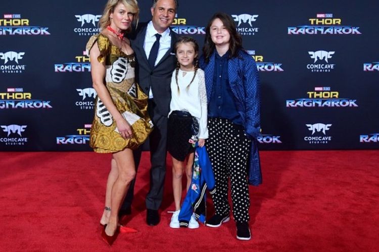 Aktor Mark Ruffalo bersama istrinya, Sunrise Coigney, dan dua anak mereka menghadiri pemutaran perdana film produksi Marvel Studios, Thor: Ragnarok, di Hollywood, California, pada 10 Oktober 2017.