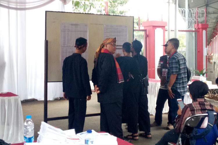 Petugas KPPS tengah melakukan perhitungan suara secara manual di TPS 065, di Lapas Sukamiskin Bandung. Rabu (17/4/2019).