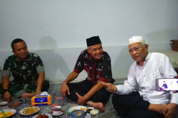 Gubernur Jateng Ganjar Pranowo mengunjungi tokoh Nahdlatul Ulama, KH Musthofa Bisri di Rembang, Rabu (22/11/2017) malam. Selain bersilaturahim, kunjungan Ganjar ke tokoh ulama di Jateng juga dilakukan untuk penyaluran bantuan dari hasil zakat para ASN di Pemprov Jateng. 
