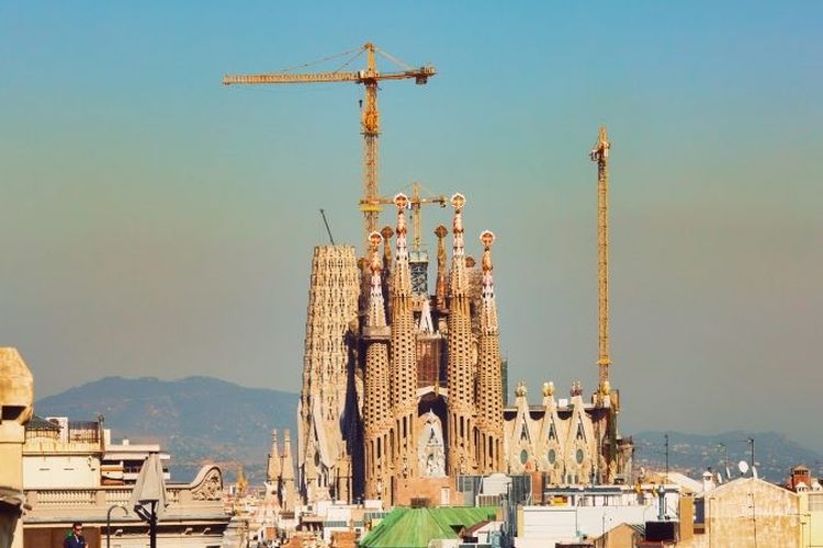 Pembangunan gereja Sagrada Familia di Barcelona, Spanyol.