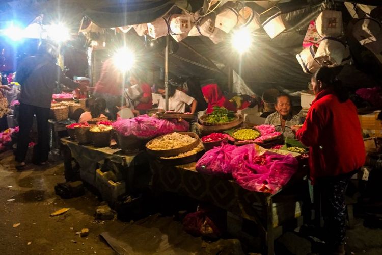 Wisatwan yang mengguakan aplikasi Triponyu memilih berwisata ke pasar kembang yang buka di malam hari, sekitar kota Solo, Jawa Tengah.