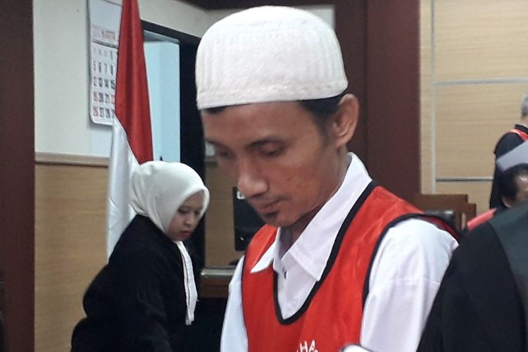 Terdakwa perakit senjata api dan peledak Ahmad Rizki Amrillah (44) menjalani sidang pertama beragenda pembacaan dakwaan di Pengadilan Negeri Tangerang, Senin (27/8/2019). 