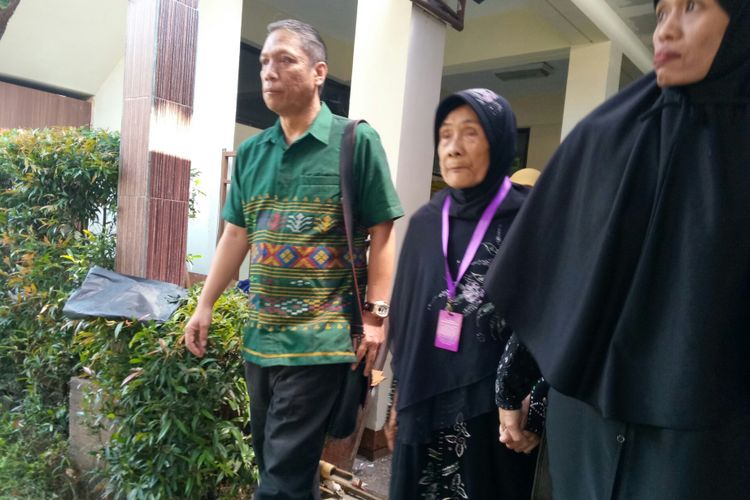 Ibu Cicih (78) didampingi kuasa hukumnya, Hotma Agus Sihombing, tengah berjalan di lobi menuju ruang mediasi di Pengadilan Negeri Bandung, Jalan RE Marthadinata, Kota Bandung, Selasa (27/2/2018).