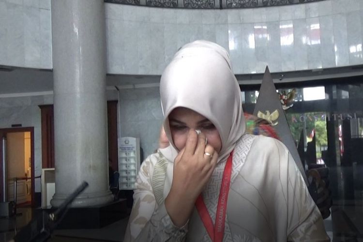 Caleg DPD Dapil NTB Evi Apita Maya menangis usai persidangan di Gedung Mahkamah Konstitusi (MK), Jakarta Pusat, Jumat (8/8/2019).