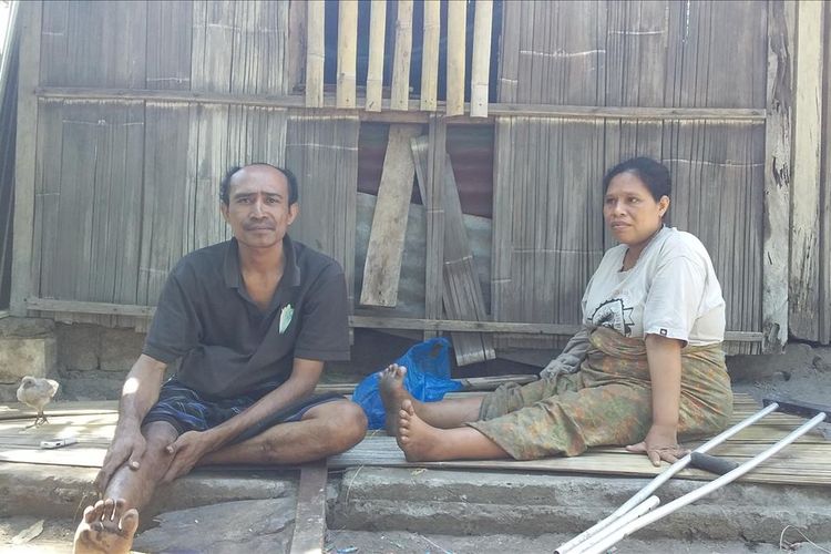 Foto : Guido Fan Areso (39) dan Yoventa Timbu (35), saat diwawancari di gubuk reyot mereka tepatnya di Dusun Ahu Wair Kecamatan Waigete, Kabupaten Sikka, Flores, NTT, Sabtu (6/7/2019)
