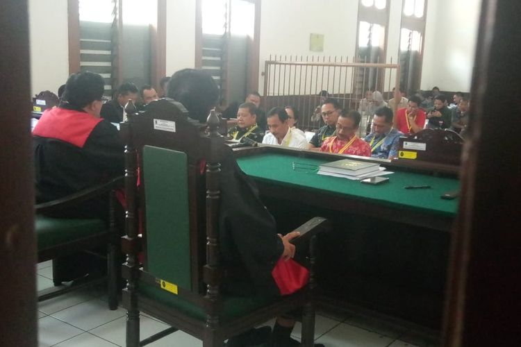 Anggota DPR RI Junico Siahaan atau lebih dikenal dengan Nico Siahaan menghadiri persidangan kasus jual-beli jabatan di Kabupaten Cirebon dengan terdakwa Bupati Cirebon nonaktif Sunjaya Purwadi Sastra, di Pengadilan Tipikor Bandung, Jalan RE Martadinata, Kota Bandung,  Rabu (13/3/2019).